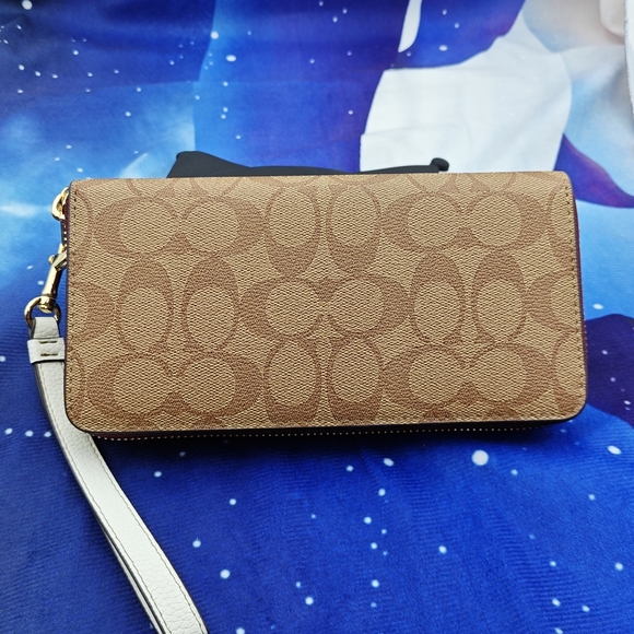 Coach Wallet - Picture 4 of 9